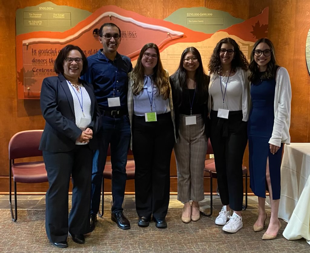 Associate Dean Jackie SMith Mason with four Honors College students at the VCHC