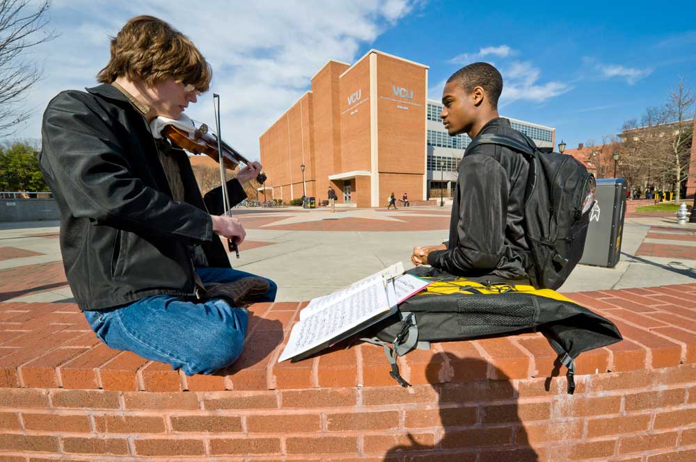 Students practice the violin outside Shafer Court